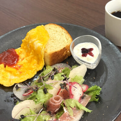 朝カフェ：モーニングプレート「梨と生ハムのサラダ」